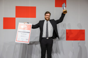 Dr.-Ing. Oliver Georgi (VibroCut-Geschäftsleitung) mit Auszeichnung als „Bestes Startup 2024“ von Fabrik des Jahres